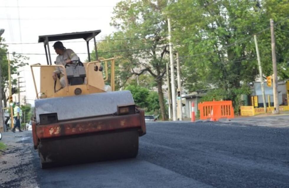 Continúan las obras de asfaltado sobre avenidas en Posadas