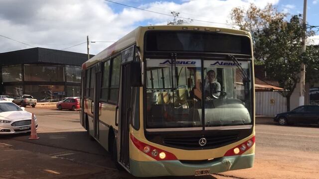 Paro de colectivos lleva más de 24 horas en Eldorado.