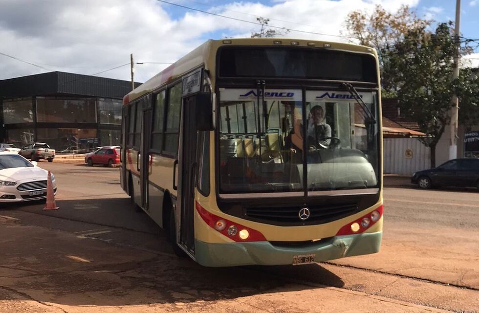 Paro de colectivos lleva más de 24 horas en Eldorado
