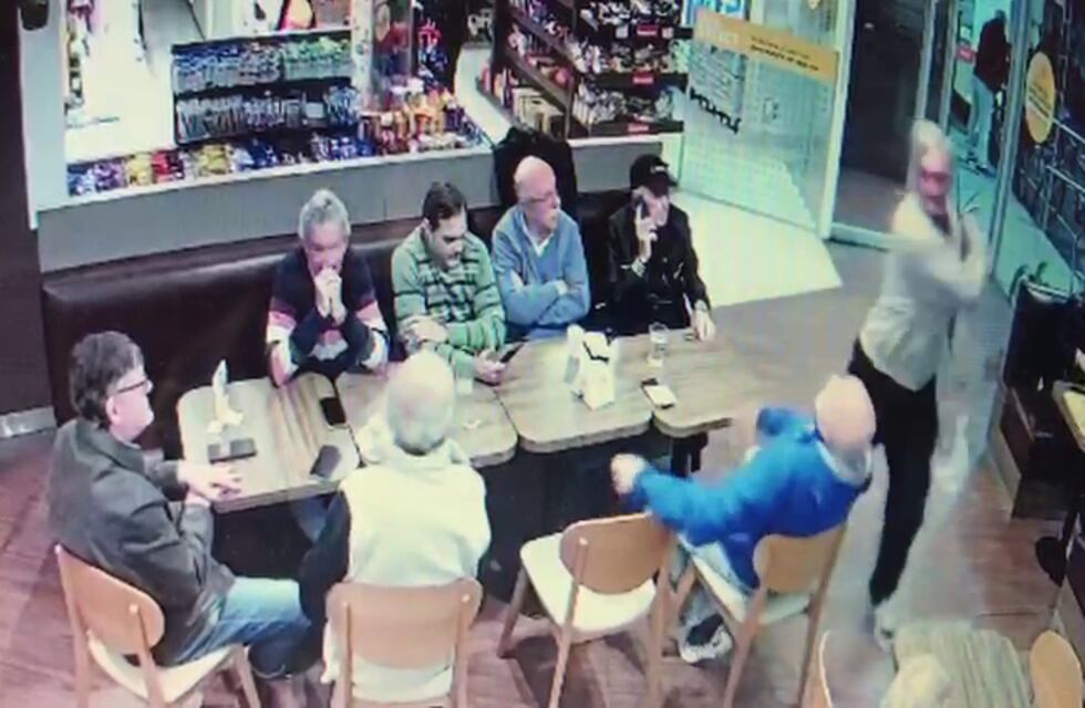 Viral: le pegó en el bar de una estación de servicio por un diario