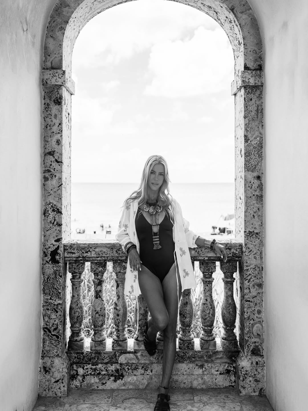 Nicole Neumann deslumbró con un outfit playero frente al mar y desató pasiones con una malla enteriza mega tendencia