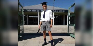 Luis asistió al acto de graduación de su escuela vistiendo camisa, pollera, medias y zapatos, el uniforme comúnmente asignado a las mujeres.