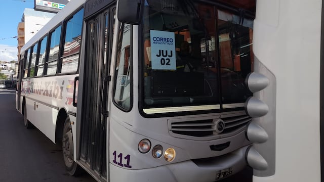 Las urnas fueron distribuidas desde primera hora de la mañana del sábado hacia toda la provincia, en colectivos que partieron desde inmediaciones de la sede central del Correo Argentino en San Salvador de Jujuy.