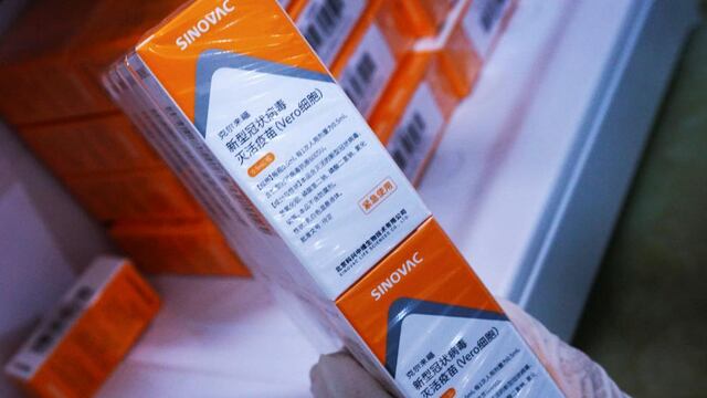 Polémica sobre las vacunas de Sinovac. (Foto: AP).