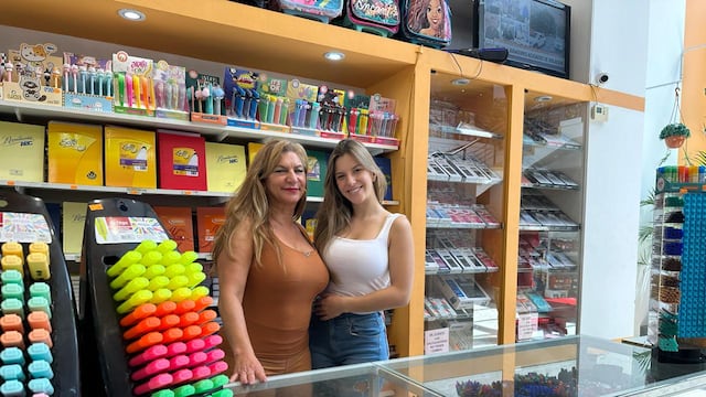 La empresaria jujeña Liliana Hamame junto a una de sus hijas, trabajando en su negocio en el Día Internacional de la Mujer.