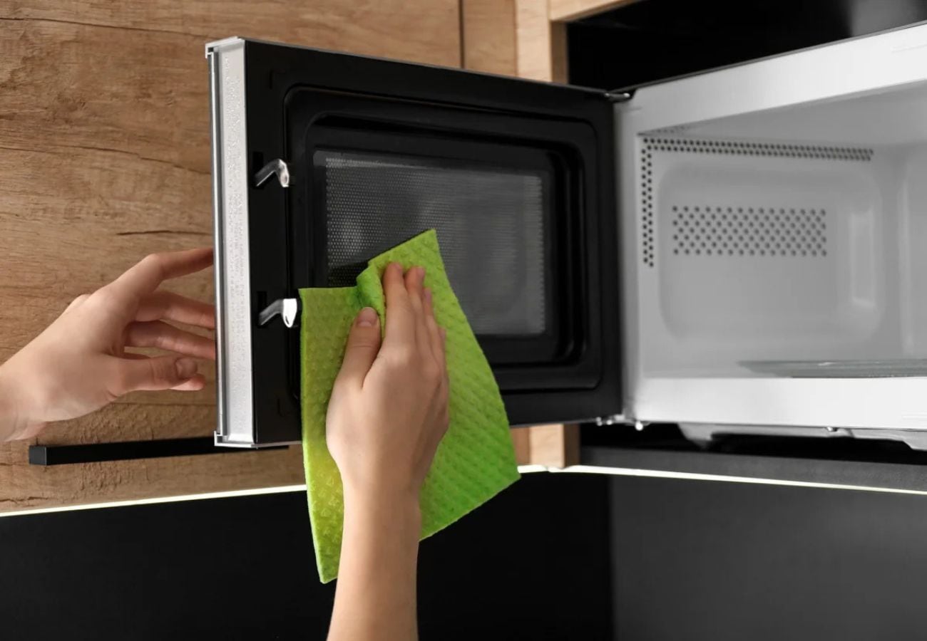 Una limpieza regular y profunda es fundamental para prevenir la presencia de estos insectos en el entorno doméstico.