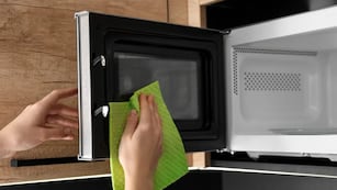 Ni bicarbonato ni detergente: el truco definitivo para limpiar el microondas con lo que hay en casa