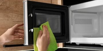 Ni bicarbonato ni detergente: el truco definitivo para limpiar el microondas con lo que hay en casa