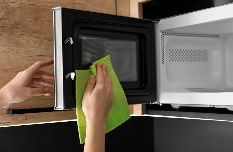 Ni bicarbonato ni detergente: el truco definitivo para limpiar el microondas con lo que hay en casa