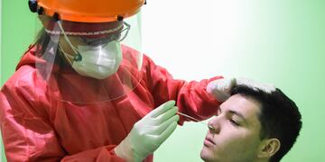 Covid 19, coronavirus, cuarentena.
San Martin. Laboratorios particulares ya realizan los nuevos testeos por hisopado para detectar antigenos para Covid 19. Ante la demora en la atencion en hospitales p�blicos y obras sociales, muchos recurren de manera particular ya que el resultado se obtiene en solo 15 minutos y no se necesita una orden medica, tiene un costo de $5000 y un 98% de efectividad.
En la foto: La medica emergentologa Ana Laura Martinez realiza un hisopado a un paciente. 
NOTA: El paciente Adriel Sosa autoriza uso de imagen sin publicacion de su nombre.