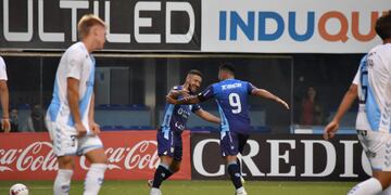 Jonás Aguirre festeja con Claudio Bieler su gol