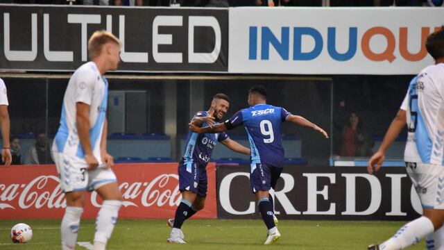 Jonás Aguirre festeja con Claudio Bieler su gol