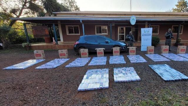 Jardín América | Auto abandonado con 6400 paquetes de cigarrillos de contrabando