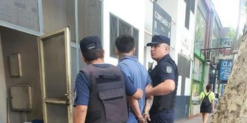 Detenido por la policía, por violencia de género.