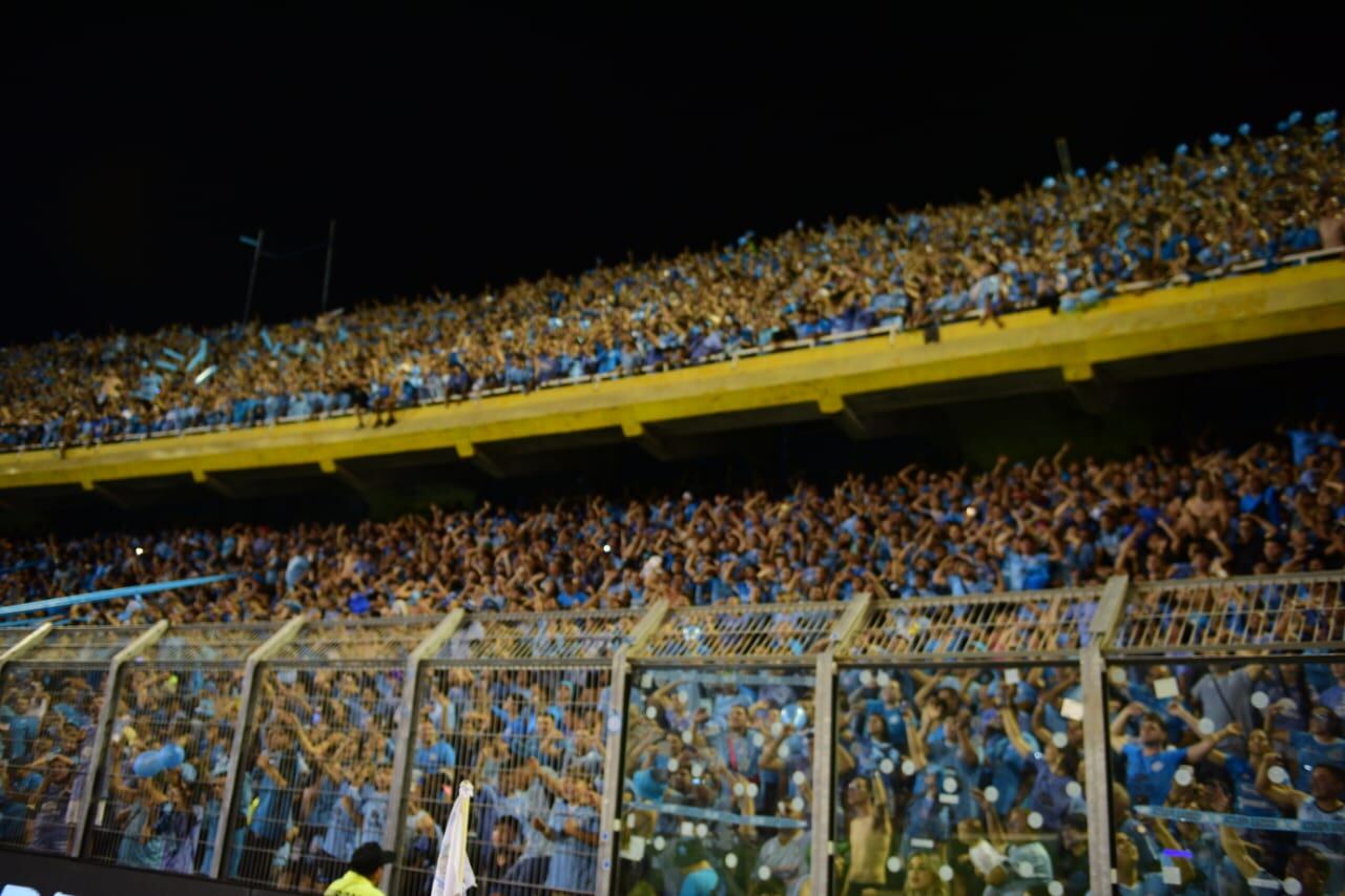 El increíble recibimiento en el Belgrano - Argentinos Juniors, por Copa Argentina. (José Gabriel Hernández / La Voz)
