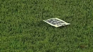 Las papeletas cayeron en el campo de juego hacia el final del primer tiempo.