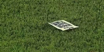 Las papeletas cayeron en el campo de juego hacia el final del primer tiempo.
