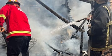 Oberá: una vivienda de madera fue consumida por un incendio en el barrio Norte.