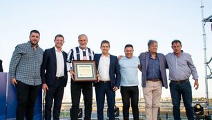 Héctor Campana, enfundado en una camiseta de Talleres, en la entrega de premios.