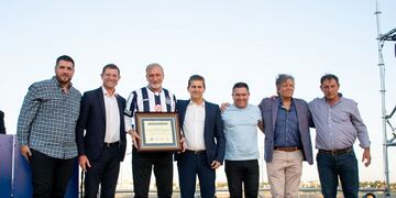 Héctor Campana, enfundado en una camiseta de Talleres, en la entrega de premios.