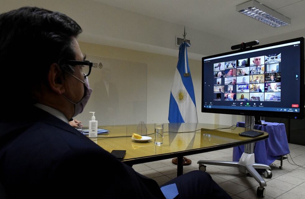 El Gobierno acordó aumento de hasta el 45% para los docentes y estatales