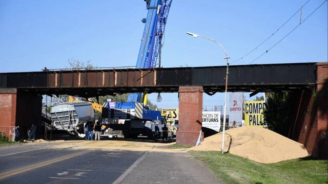 Debajo del puente La Virginia quedó derramada parte de la soja enviada hacia la Terminal 6 de Puerto General San Martín.