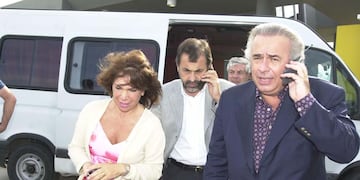 José Manuel De la Sota, junto a Olga Riutort y Carlos Caserio rumbo a la reunión del PJ, durante la crisis del 2001.