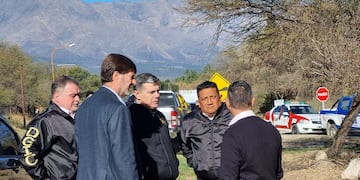 El fiscal Senestrari dialoga con jefes policiales en medio del operativo de búsqueda del muchacho. (La Voz)