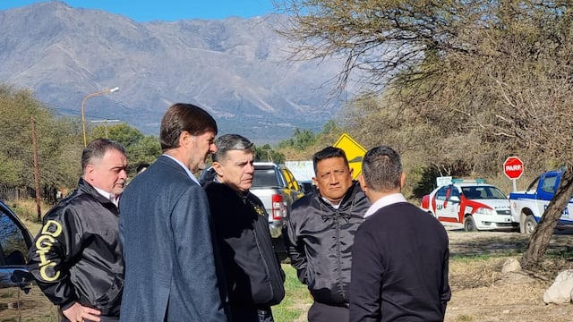 El fiscal Senestrari dialoga con jefes policiales en medio del operativo de búsqueda del muchacho. (La Voz)