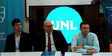 Piedecasas, junto a los concejales Viotti y Mársico