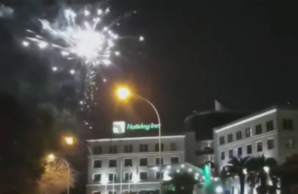 Durante la noche, hinchas de Talleres tiraron fuegos artificiales frente al hotel donde se aloja Vélez