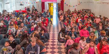 Más de 300 chicos en la función de la Compañía Había una Vez