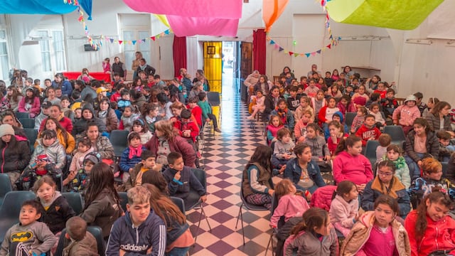 Más de 300 chicos en la función de la Compañía Había una Vez