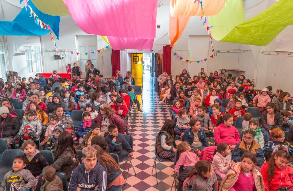 Más de 300 chicos en la función de la Compañía Había una Vez