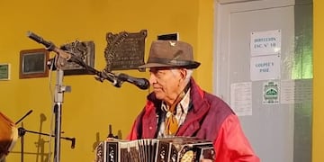 No podía faltar Don Miguel Guerra y su bandoneón, un clásico de la música amaicheña. (Foto Sol Alvarez Natale)