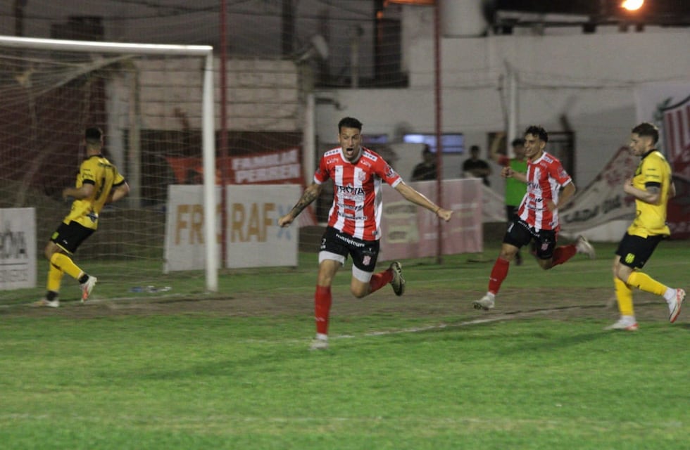 El 9 goleó a Olimpo y quedó bien parado para la vuelta en Bahía Blanca