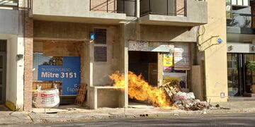 Las llamas surgieron de la vereda pasadas las 10 de la mañana.