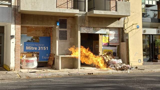 Las llamas surgieron de la vereda pasadas las 10 de la mañana.