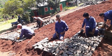 Comenzó el primer tramo de empedrado en barrio Evita