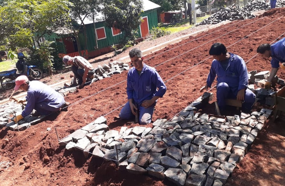 Comenzó el primer tramo de empedrado en barrio Evita