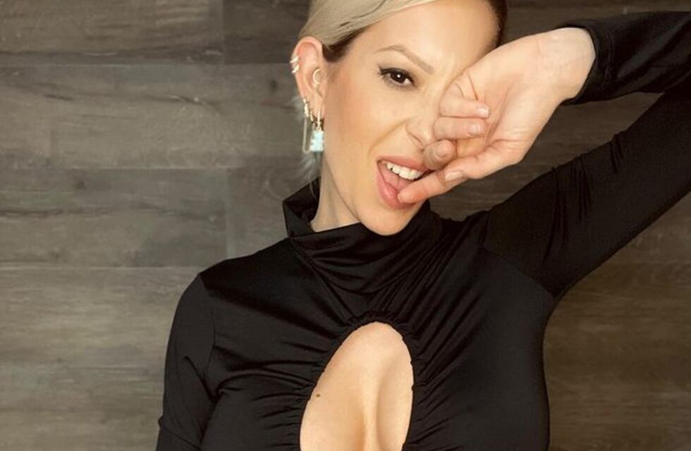 Noelia Marzol lució un top y una minifalda rojo pasión para festejar su aniversario