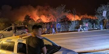 Hay evacuados por riesgo de interfase en el Camino de los Artesanos.