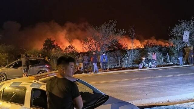 Hay evacuados por riesgo de interfase en el Camino de los Artesanos.