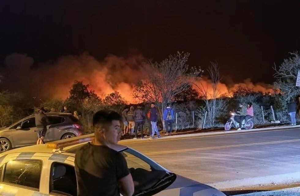 Voraz incendio en Mina Clavero: bomberos intentan contener las llamas y ya hay evacuados