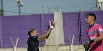 Renzo Reynaga, de penal, anotó el gol del triunfo para Estudiantes de Río Cuarto, que va por más.