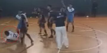 Un jugador de futsal quedó inconsciente tras recibir un cabezazo durante un partido en Corrientes.