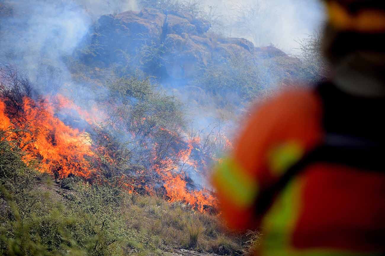 Incendio en la Quebrada del Condorito. Cortan el camino a las Altas Cumbres y despliegan un gran operativo terrestre y aéreo. (José Hernández / La Voz)
