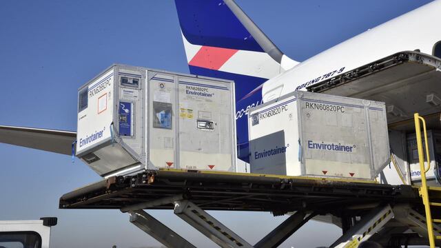 Arribó una nueva partida de 1.181.500 de vacunas AstraZeneca. (Foto: @SantiCafiero)