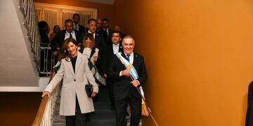 Osvaldo Jaldo encabezó la función de gala en el Teatro San Martín y resaltó el compromiso popular con la independencia, mientras lamentó la suspensión del arribo presidencial por causas climáticas.