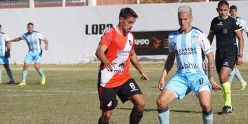 Deportivo Maipú y Temperley juegan por la Primera nacional en cancha de Montecaseros.